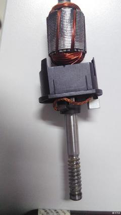 高爾夫6右前車窗放不下來,修復右前門升窗電機。